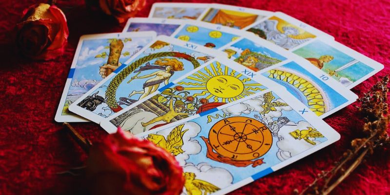 O Tarot é cercado por mitos e crenças que podem confundir quem está começando. Vamos desmistificar alguns:O Tarot “Prevê” o Futuro?: O Tarot não prevê o futuro de forma exata, mas oferece orientações e possibilidades baseadas na situação atual do consulente.A Carta da Morte Significa Morte Física?: A carta da Morte raramente indica morte física. Ela geralmente simboliza transformações, encerramentos e mudanças significativas na vida.Qualquer Pessoa Pode Aprender Tarot?: Sim, qualquer pessoa pode aprender a interpretar o Tarot. É uma prática que combina estudo, intuição e experiência.