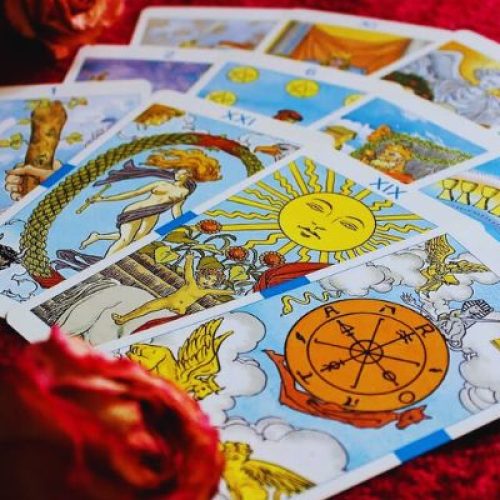 O Tarot é cercado por mitos e crenças que podem confundir quem está começando. Vamos desmistificar alguns:O Tarot “Prevê” o Futuro?: O Tarot não prevê o futuro de forma exata, mas oferece orientações e possibilidades baseadas na situação atual do consulente.A Carta da Morte Significa Morte Física?: A carta da Morte raramente indica morte física. Ela geralmente simboliza transformações, encerramentos e mudanças significativas na vida.Qualquer Pessoa Pode Aprender Tarot?: Sim, qualquer pessoa pode aprender a interpretar o Tarot. É uma prática que combina estudo, intuição e experiência.